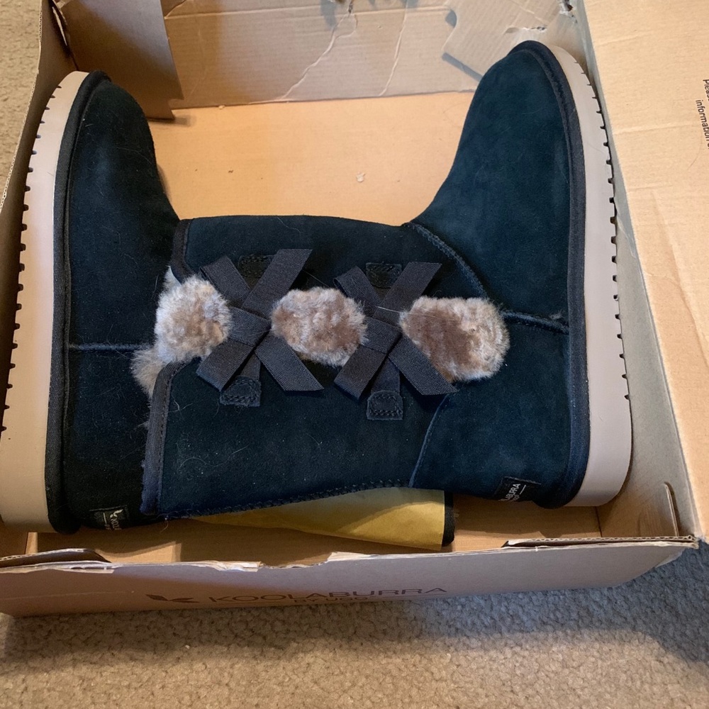 KOOLABURRA/UGG boots in black and camel.